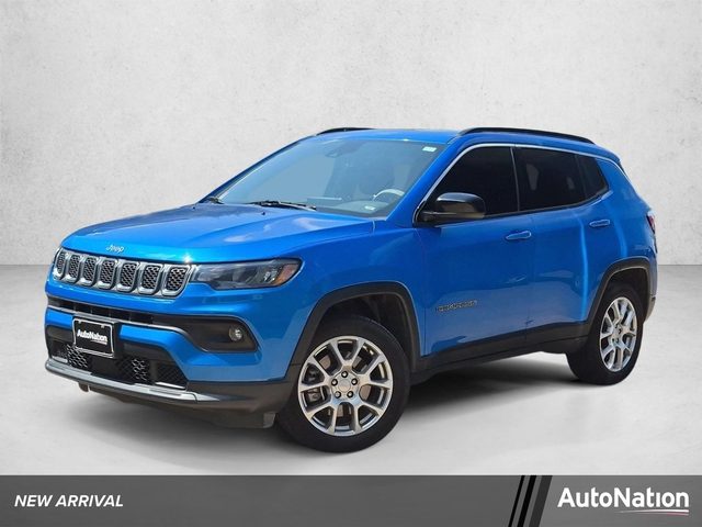 2023 Jeep Compass Latitude Lux 4WD photo