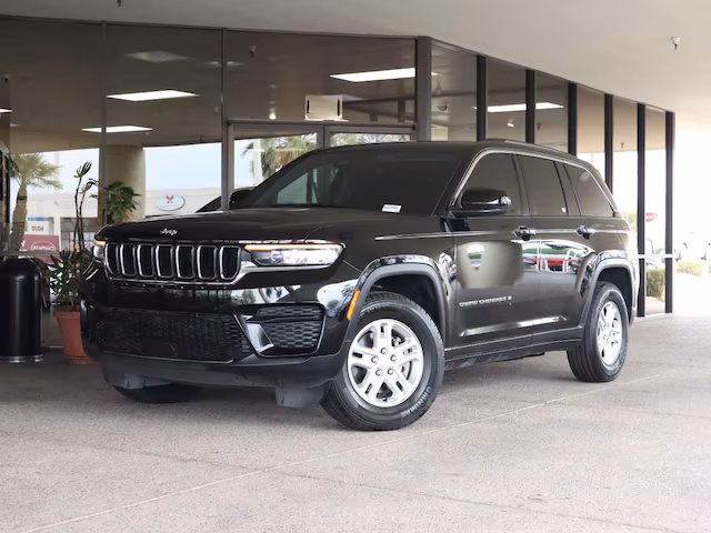 2023 Jeep Grand Cherokee Laredo 4WD photo