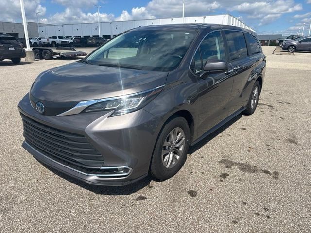 2022 Toyota Sienna XLE FWD photo