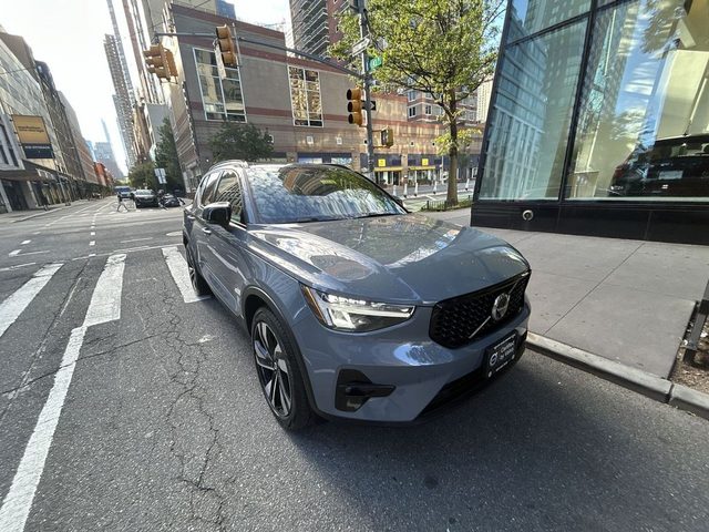 2023 Volvo XC40 Plus Dark Theme AWD photo