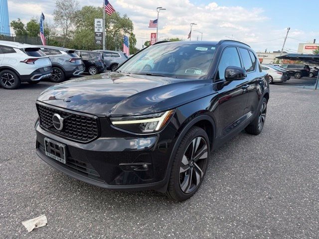 2023 Volvo XC40 Plus Dark Theme AWD photo