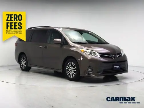 2020 Toyota Sienna XLE FWD photo