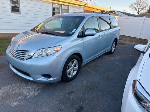 2015 Toyota Sienna LE FWD photo