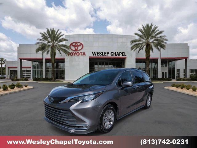 2021 Toyota Sienna XLE FWD photo