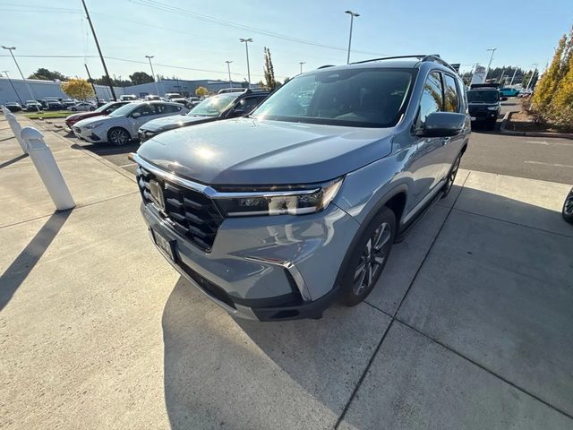 2023 Honda Pilot Touring AWD photo
