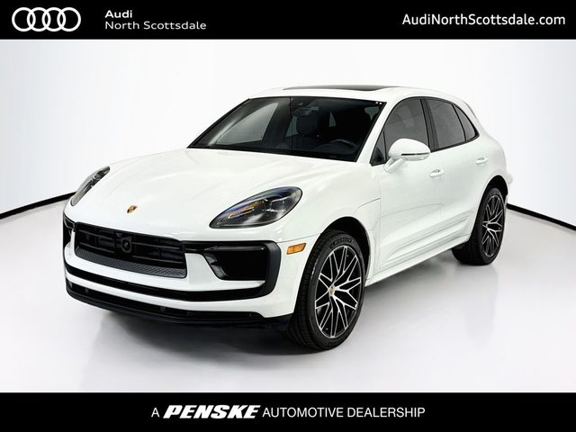 2023 Porsche Macan  AWD photo