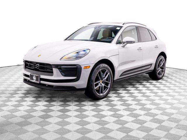 2023 Porsche Macan  AWD photo