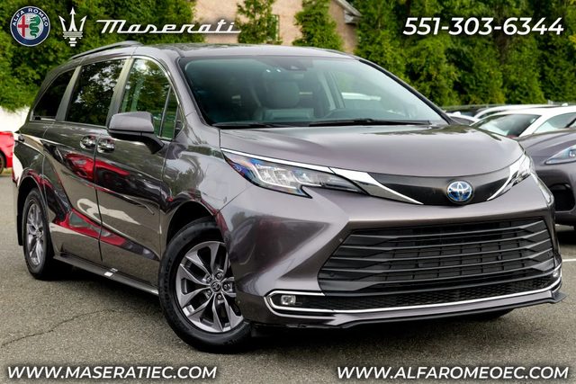 2023 Toyota Sienna XLE AWD photo