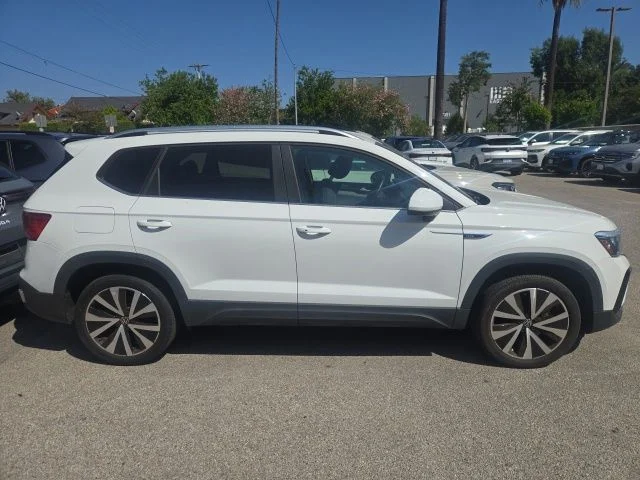 2023 Volkswagen Taos SE FWD photo