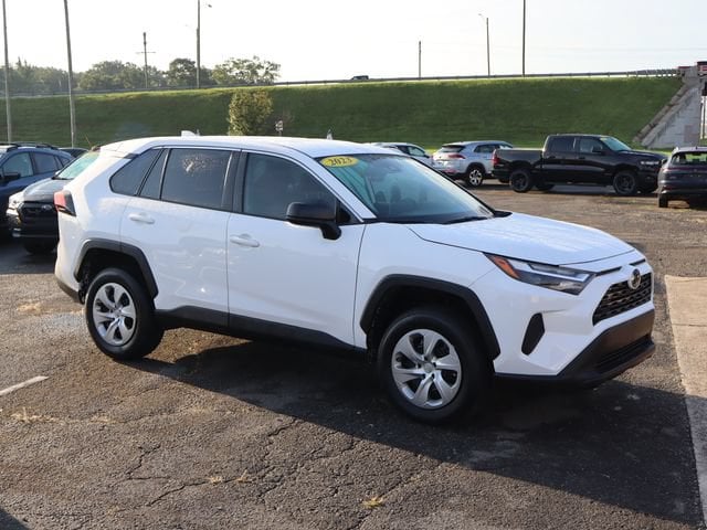 2023 Toyota RAV4 LE FWD photo