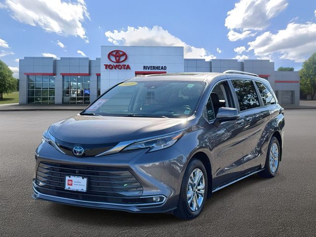 2023 Toyota Sienna Platinum AWD photo