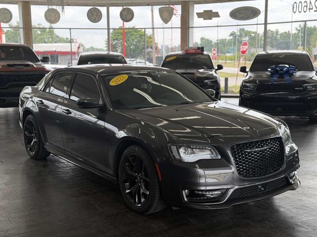2023 Chrysler 300 Touring L RWD photo