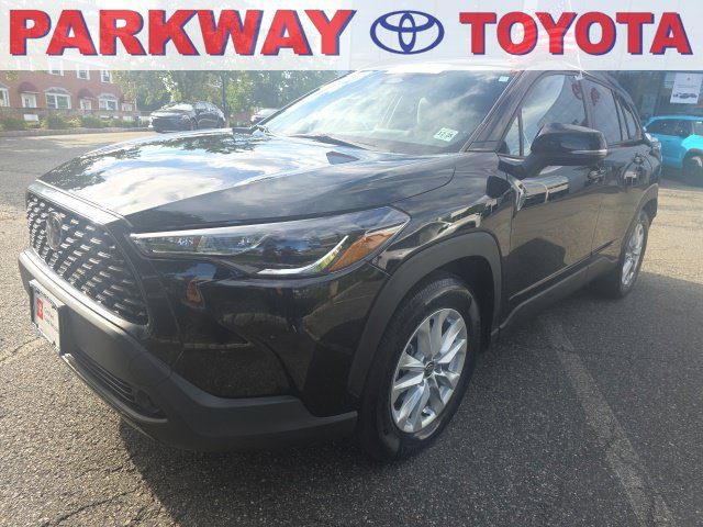 2023 Toyota Corolla Cross LE AWD photo
