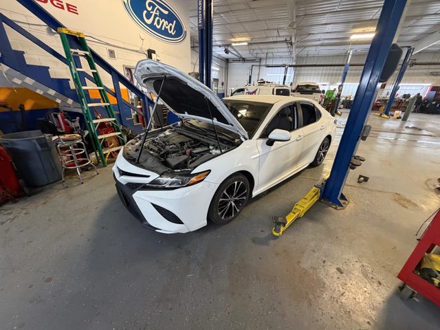 2020 Toyota Camry SE FWD photo