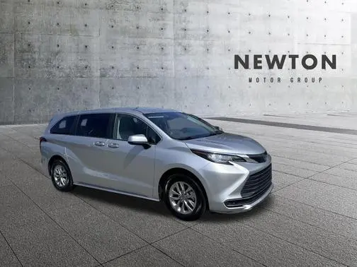 2022 Toyota Sienna LE FWD photo