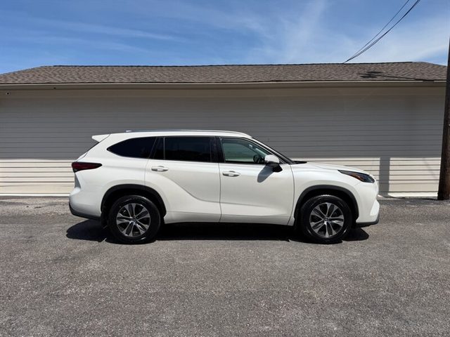 2021 Toyota Highlander Hybrid XLE AWD photo