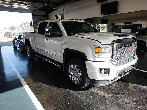 2018 GMC Sierra 2500HD Denali 4WD photo