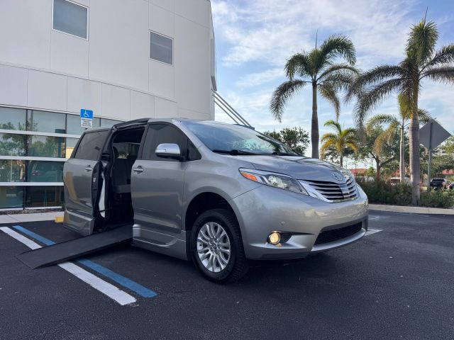 2017 Toyota Sienna FWD photo