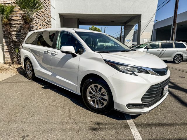 2023 Toyota Sienna LE FWD photo