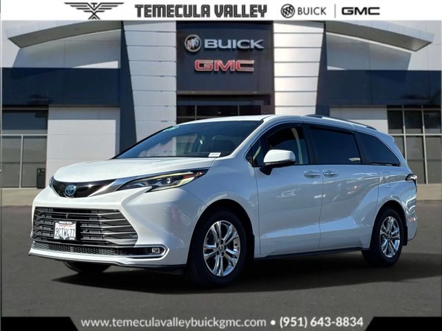 2022 Toyota Sienna Platinum AWD photo