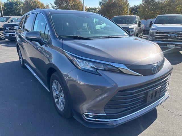 2023 Toyota Sienna XLE FWD photo