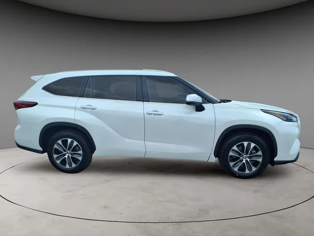 2022 Toyota Highlander XLE FWD photo
