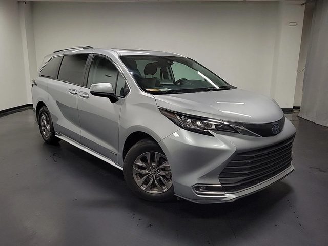 2021 Toyota Sienna XLE FWD photo