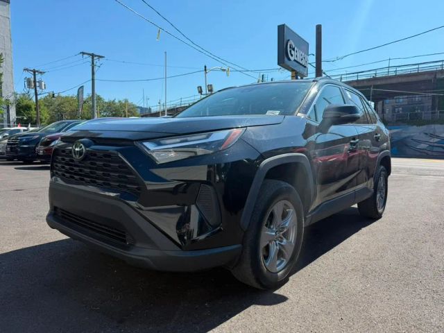 2022 Toyota RAV4 XLE FWD photo
