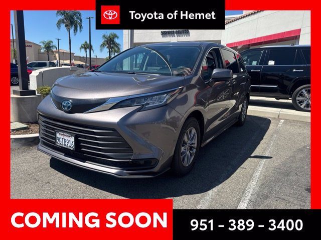 2023 Toyota Sienna LE FWD photo