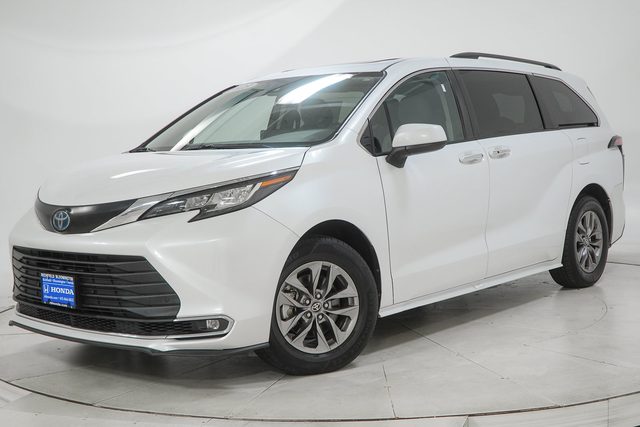 2023 Toyota Sienna XLE FWD photo