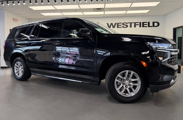 2023 Chevrolet Suburban LT 4WD photo