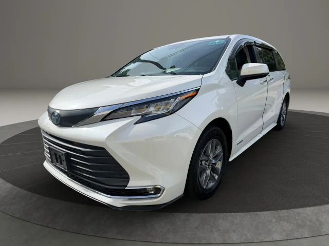 2021 Toyota Sienna XLE FWD photo