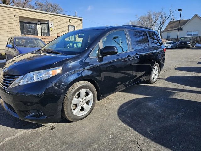 2015 Toyota Sienna LE FWD photo