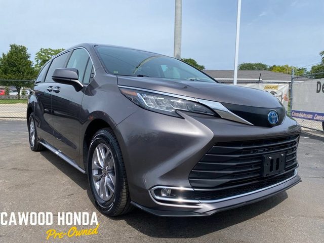 2023 Toyota Sienna XLE FWD photo