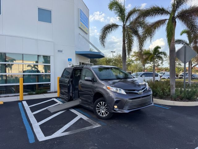 2019 Toyota Sienna XLE Premium FWD photo
