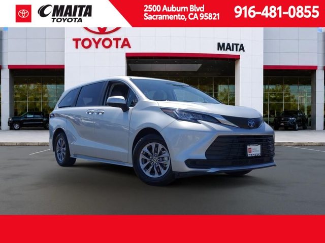 2023 Toyota Sienna LE FWD photo