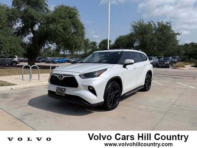 2022 Toyota Highlander LE FWD photo