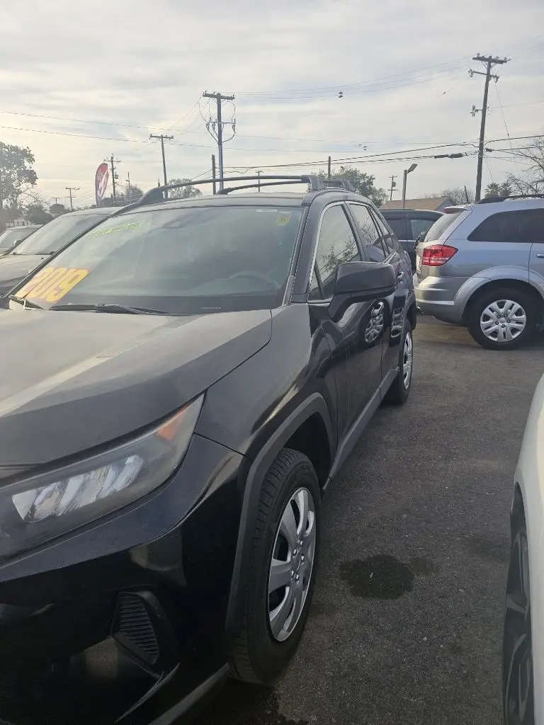 2019 Toyota RAV4 LE FWD photo
