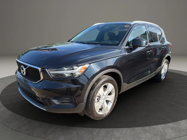 2022 Volvo XC40 Momentum FWD photo