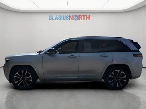 2022 Jeep Grand Cherokee Overland 4WD photo