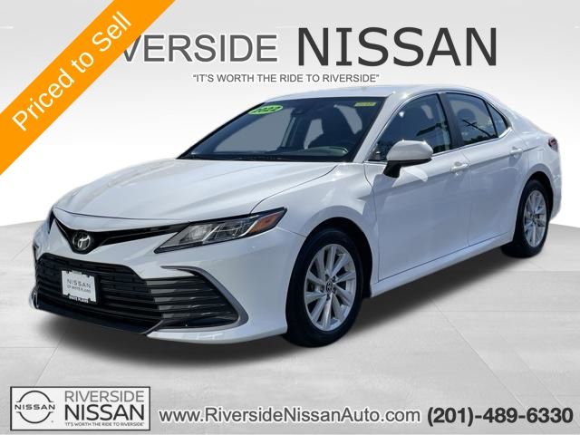 2022 Toyota Camry LE FWD photo