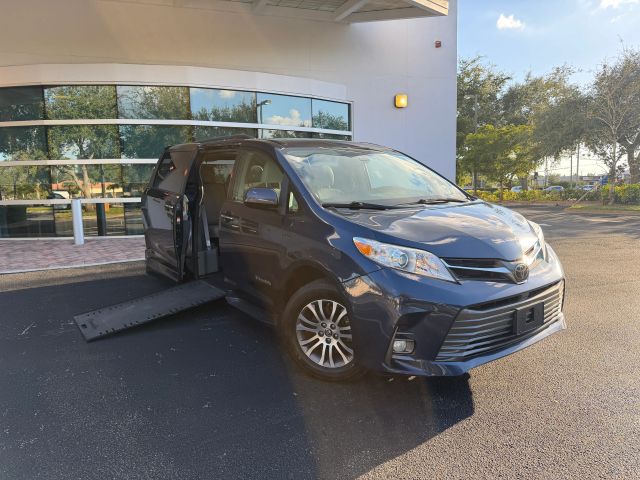 2019 Toyota Sienna XLE Premium FWD photo