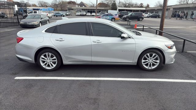 2017 Chevrolet Malibu LT FWD photo