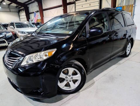 2015 Toyota Sienna LE FWD photo