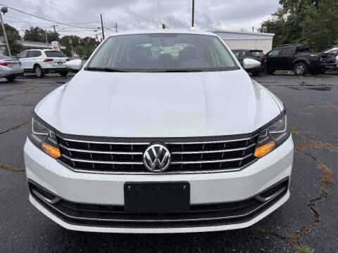 2018 Volkswagen Passat R-Line FWD photo