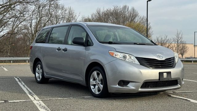 2015 Toyota Sienna L FWD photo