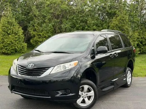 2017 Toyota Sienna LE Mobility FWD photo
