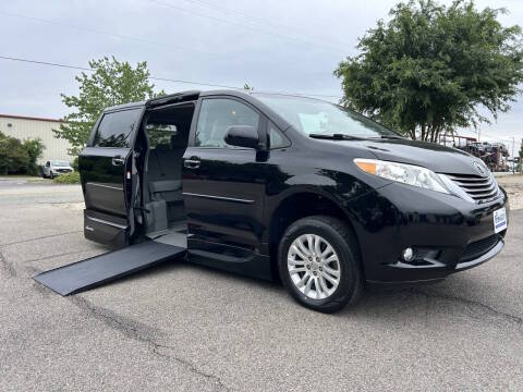 2017 Toyota Sienna XLE Auto Access Seat FWD photo