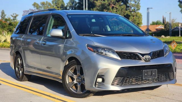 2020 Toyota Sienna SE FWD photo