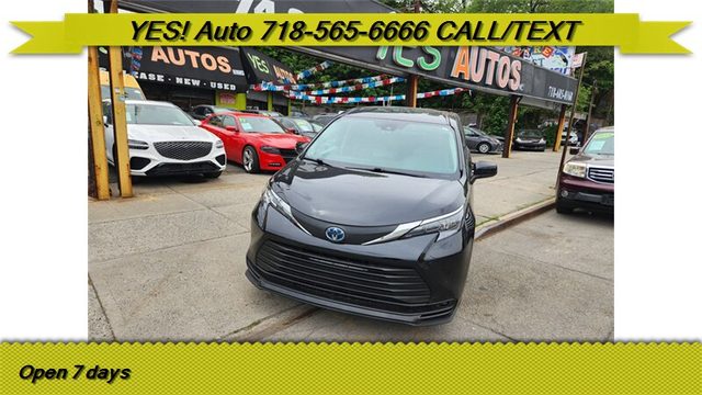 2022 Toyota Sienna LE FWD photo